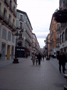 Families walking hand in hand around Zaragoza