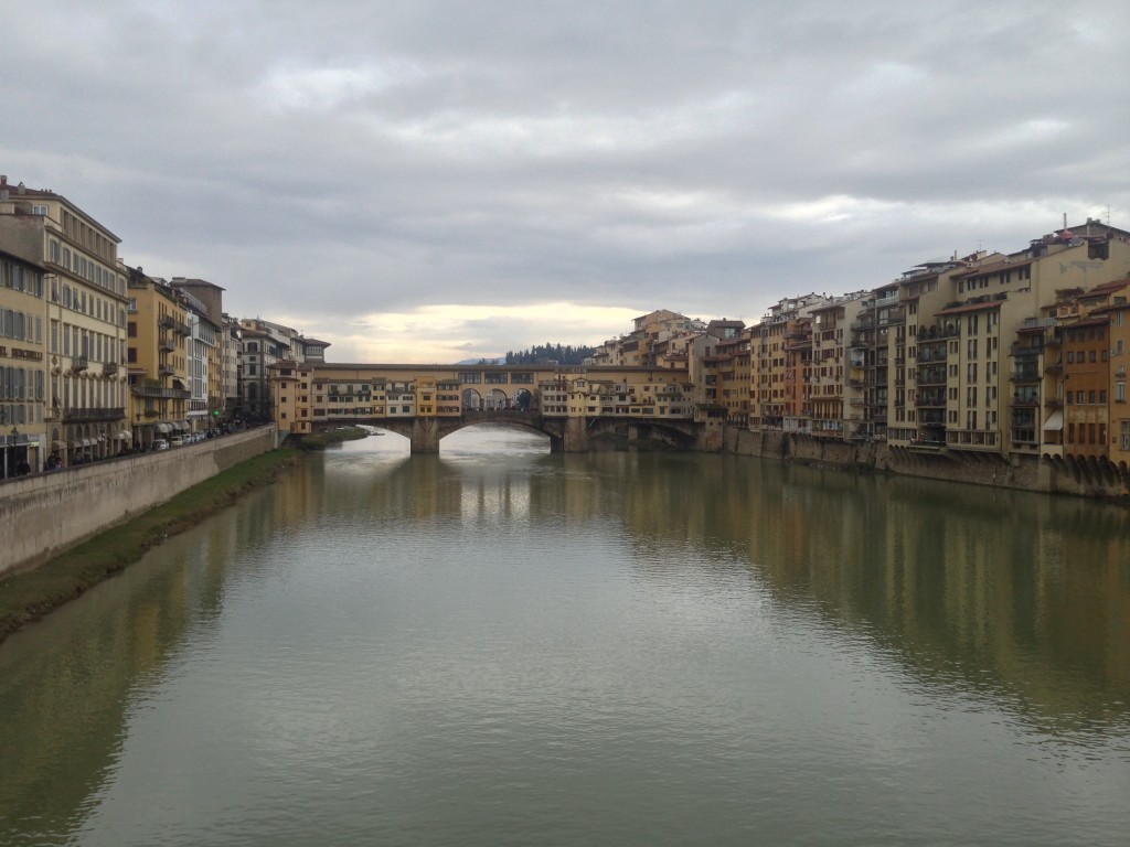 Fiume Arno flowing through Firenza